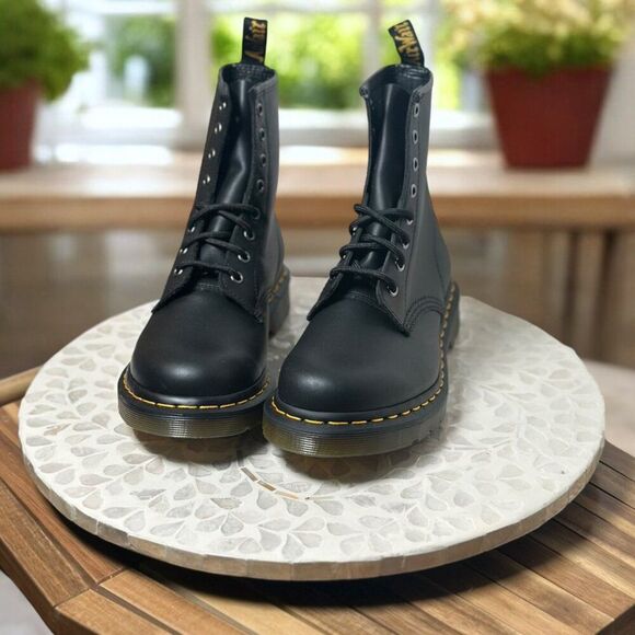 Doc Martens 1460 8-Eye Classic Smooth Leather Lace Up Boots Black Women’s Size 8 - Picture 8 of 14